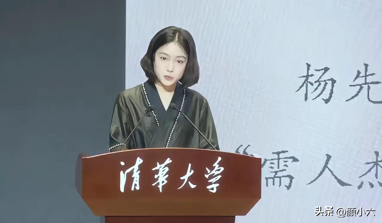 清华演讲，翁帆一出场，衣服先“说话”了。
不得不说，翁帆这次在清华的亮相，真是把