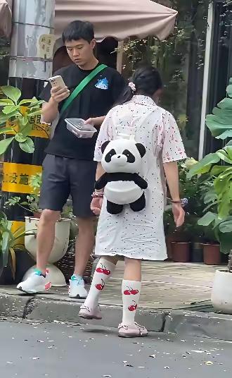 背影是少女转身是大妈，能忍。背影是少女转身是大叔，受不了了。我勒个去，吃饭要喷饭