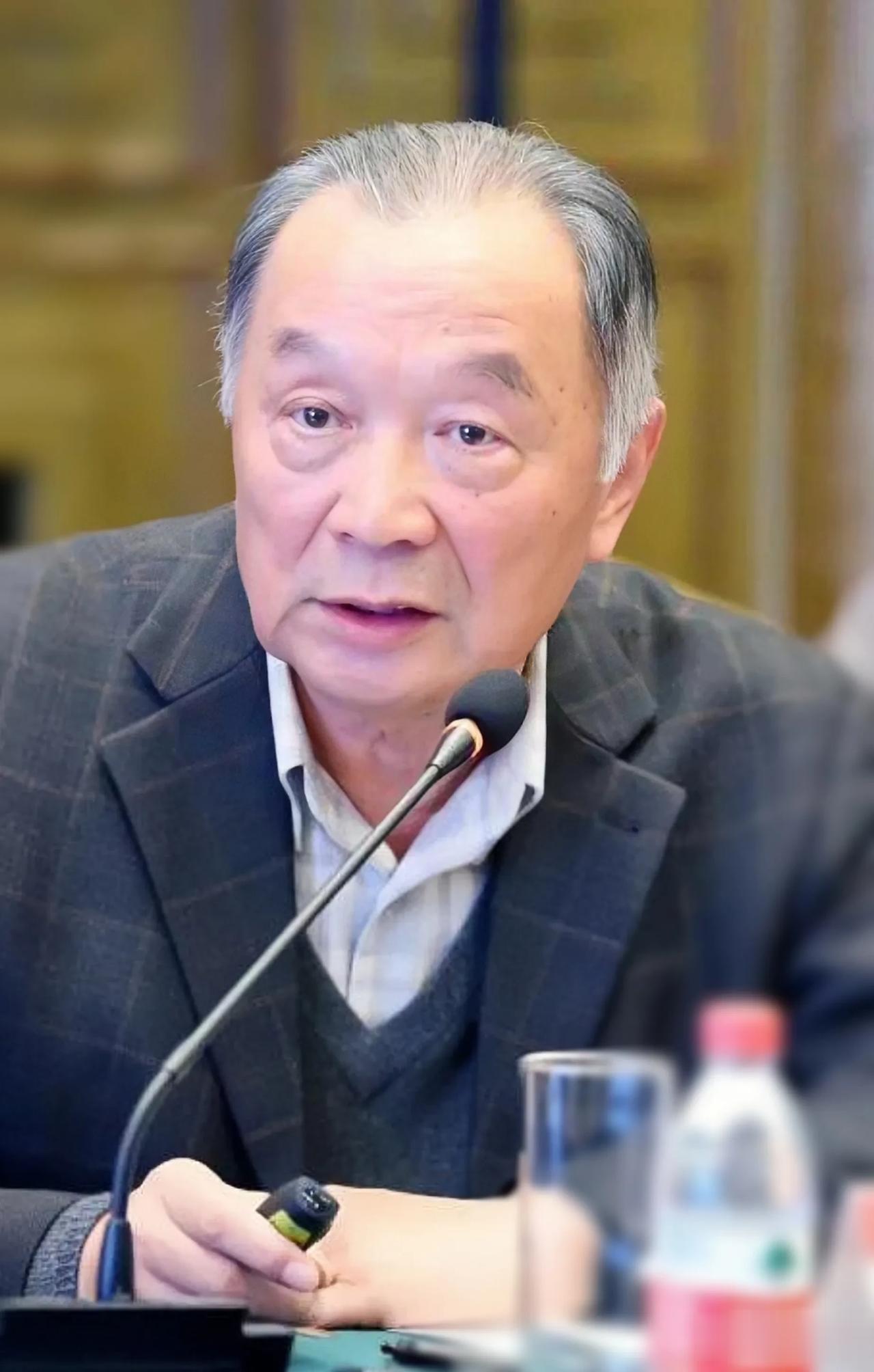 农业专家温铁军说:我在农村，搞了一个小型试验田，一些领导前来参观，一看就皱起眉头