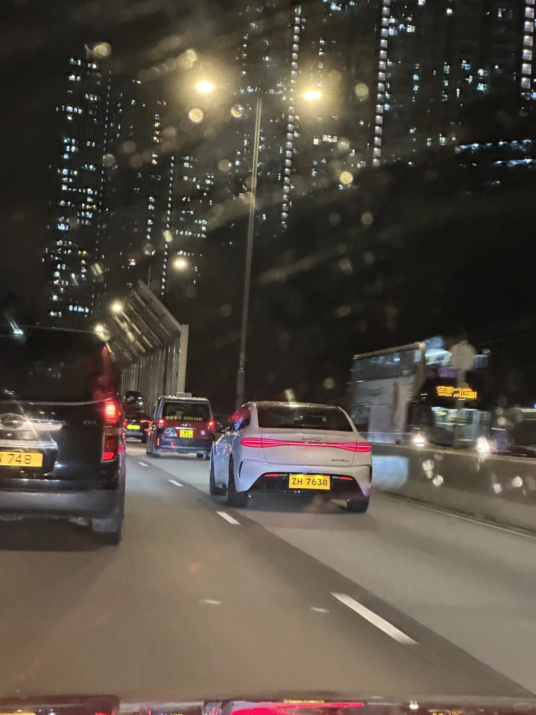 香港的比亚迪、大通、特斯拉越来越多