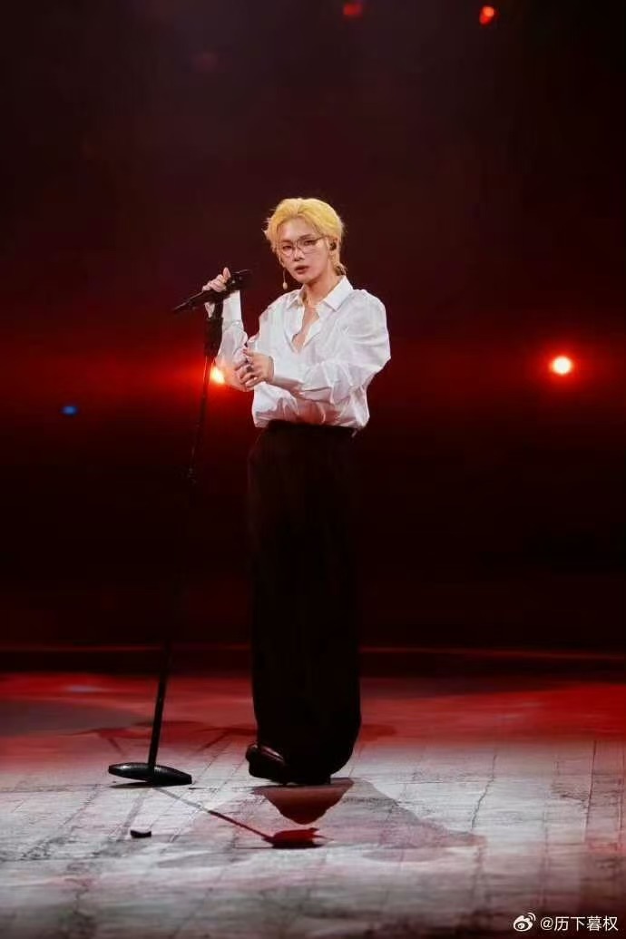 周震南南京演唱会官宣 关注过的可以准备抢了，他做演出挺认真的，不是那种套路的。 