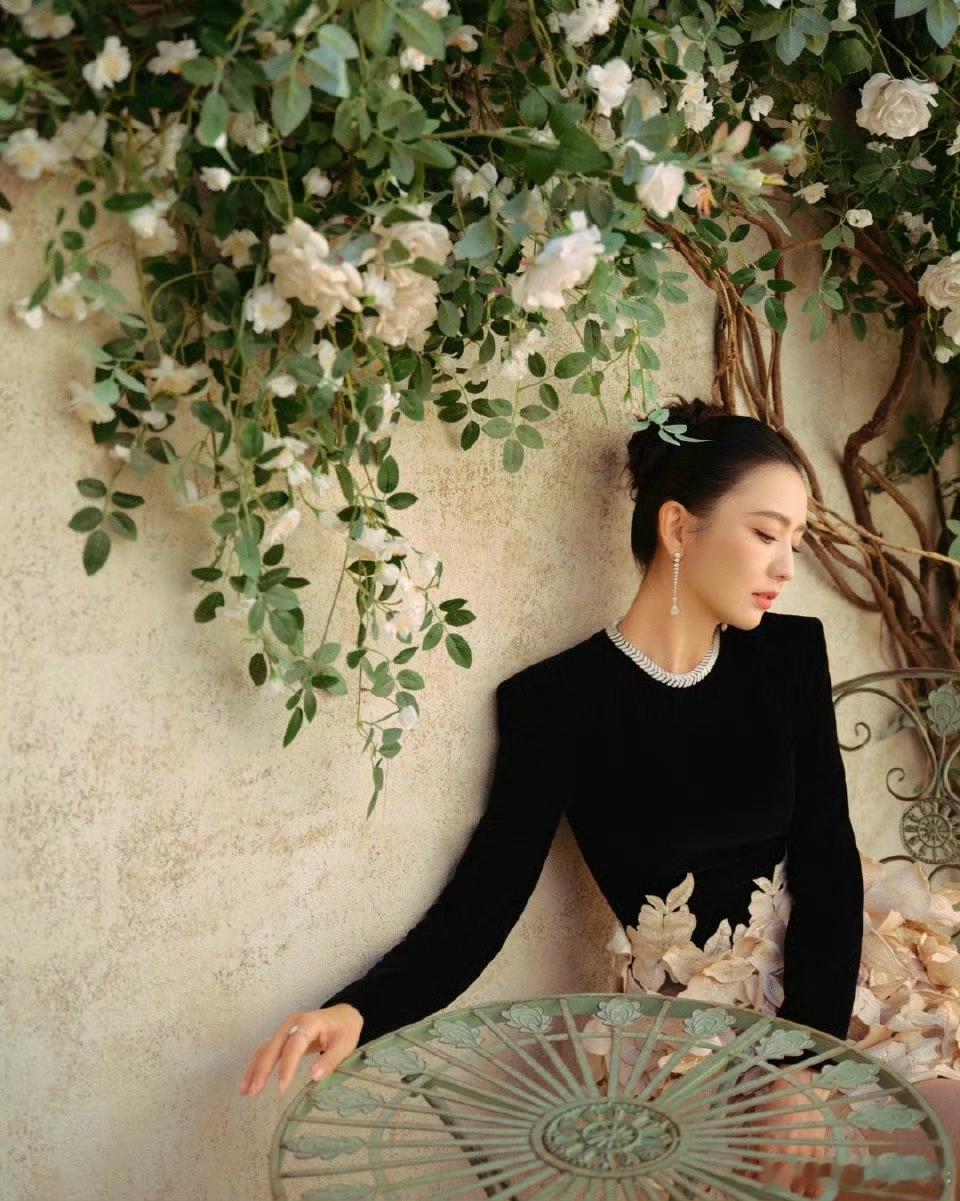 金鸡奖造型太会选！黑色利落上衣搭配秋日落叶短裙，丸子头衬得气场全开，秋意缭绕间冷