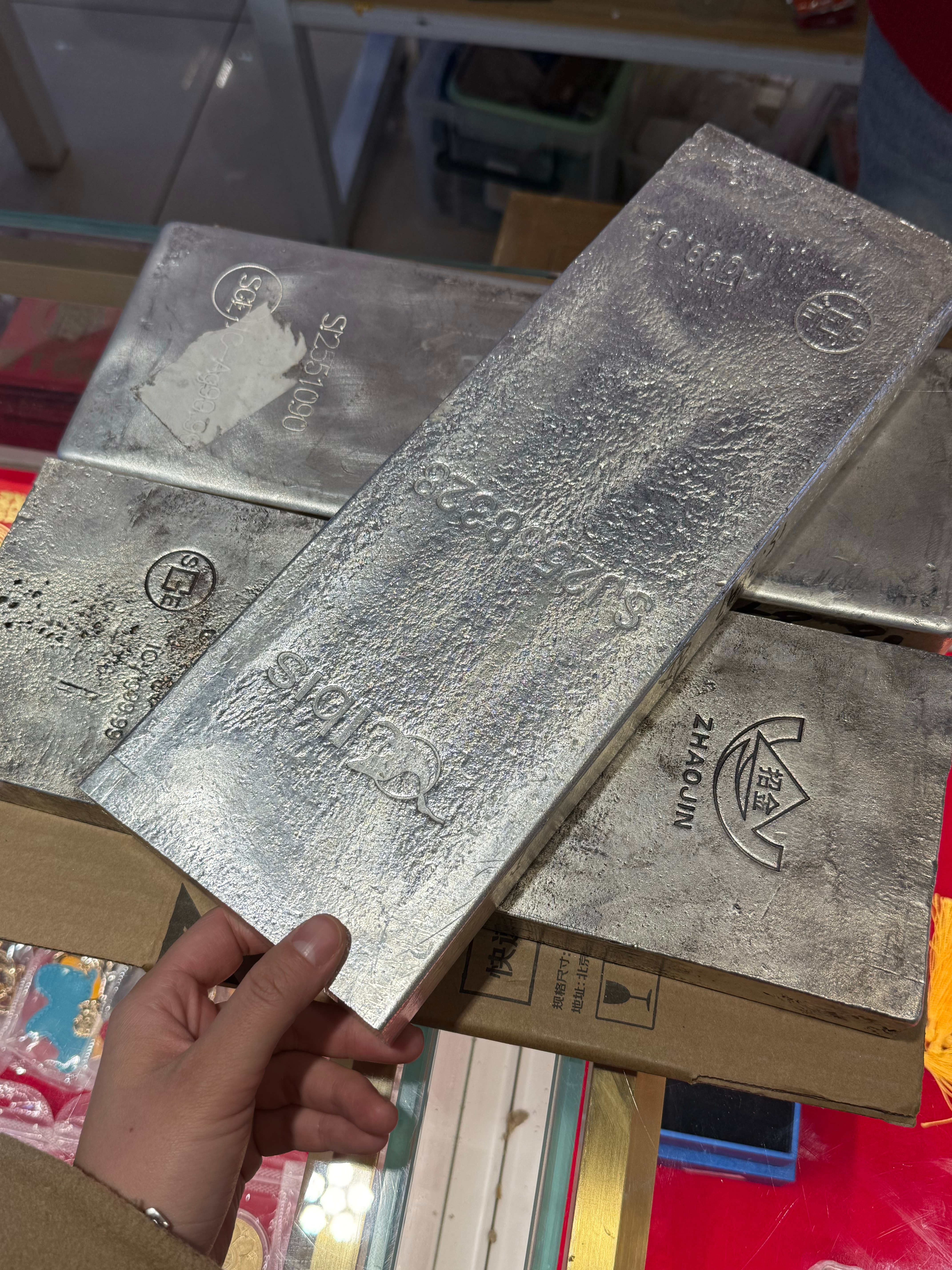 银价彻底杀疯了这块儿银大板，三十斤，之前才卖七八万，现在已经要三十多万了，犹豫了