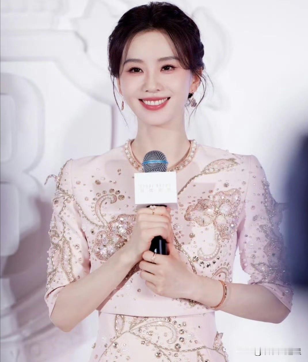 奉劝大家一句
千万不要被刘诗诗骗了。
她不是表面那种优雅从容，而她是个胆子大，更