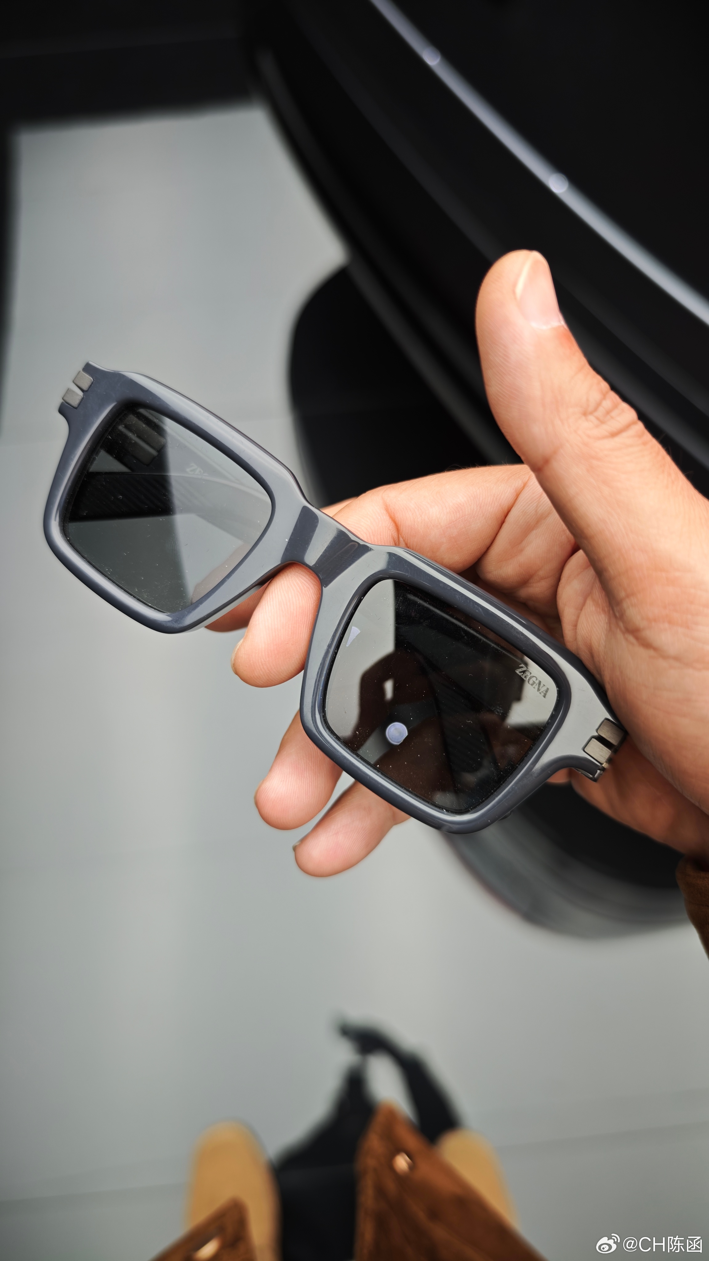 那天去拍蔚来ES9从车里掏出来的道具，你知道这个墨镜多少钱吗？