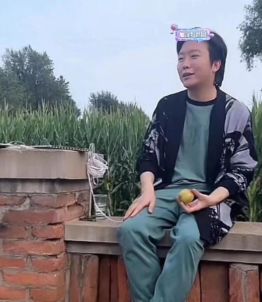 李玉刚把生活搬进山里，

一个唱了二十年新贵妃醉酒的歌手

从舞台走到田埂，读书