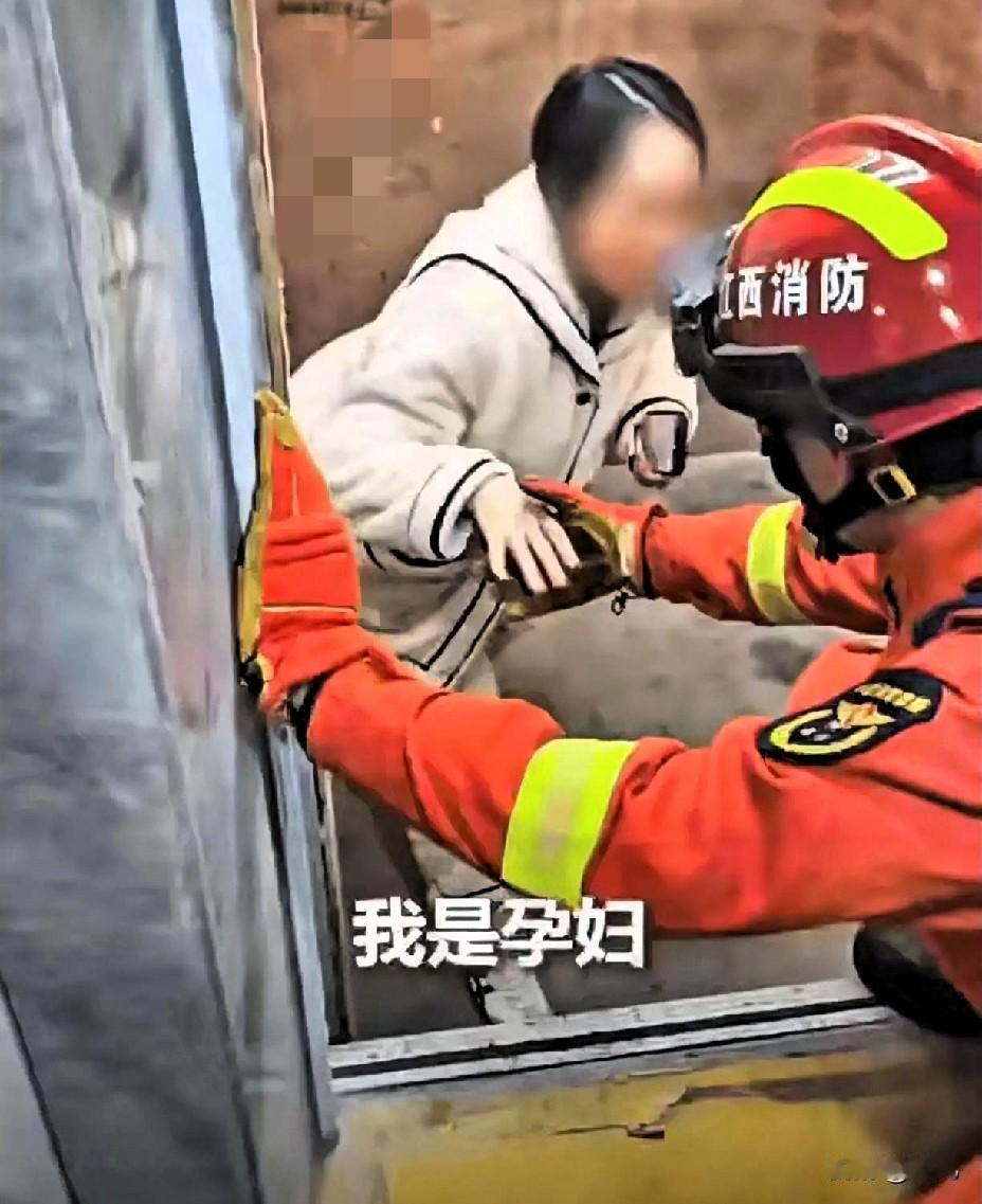 刷到萍乡这个消防员的事儿的时候，

我突然明白，“为人民服务”从来都不是一句空口