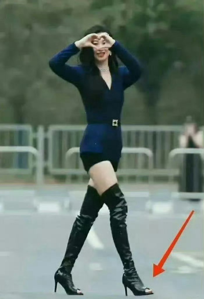 还真的是第一次见露脚趾的靴子 [允悲] ​​​
