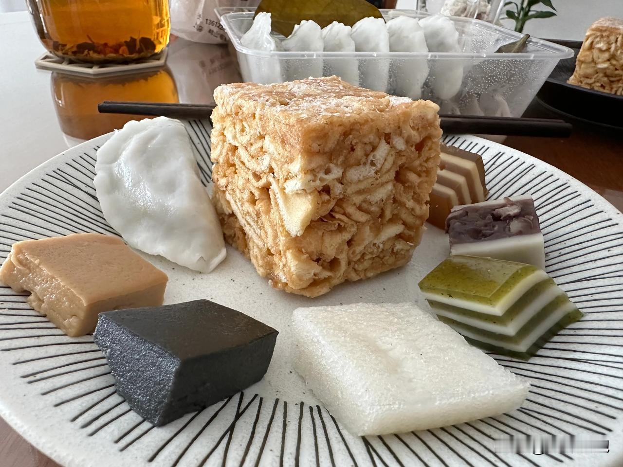 中午吃“故事角色”的点心，据说这是江门鹤山私房点心中做得最好的，沙琪玛、白水角、