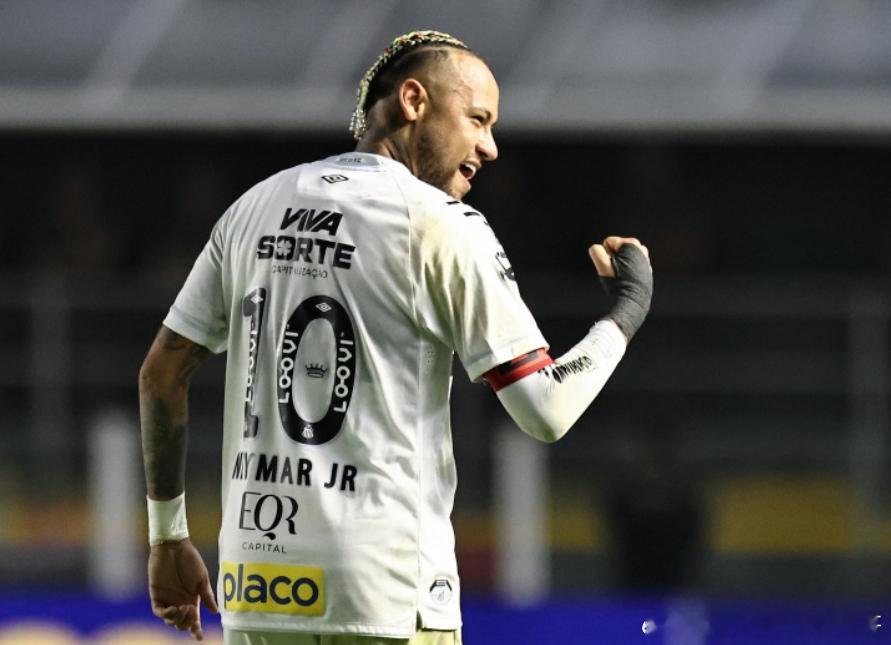 据转会专家罗马诺报道，内马尔同意与桑托斯续约一年。罗马诺在社交媒体上这样写道：“