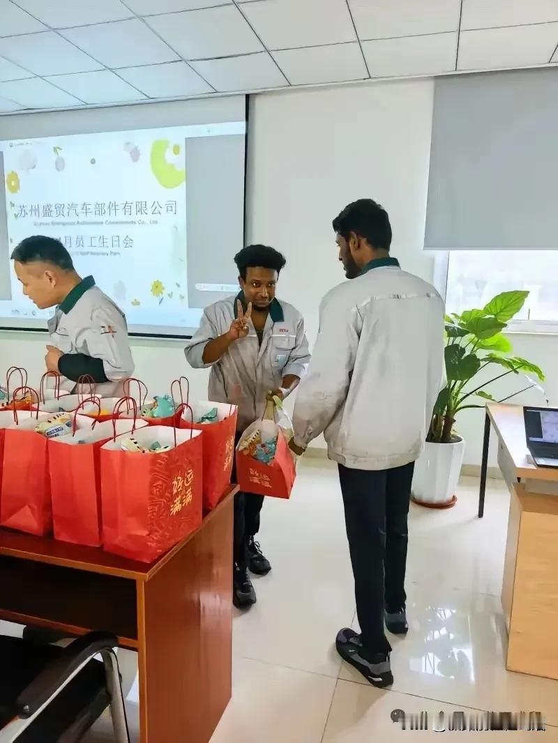 苏州工厂违规使用印度劳工被调查？

这是一家苏州的台资企业，所以在签订用工方面自