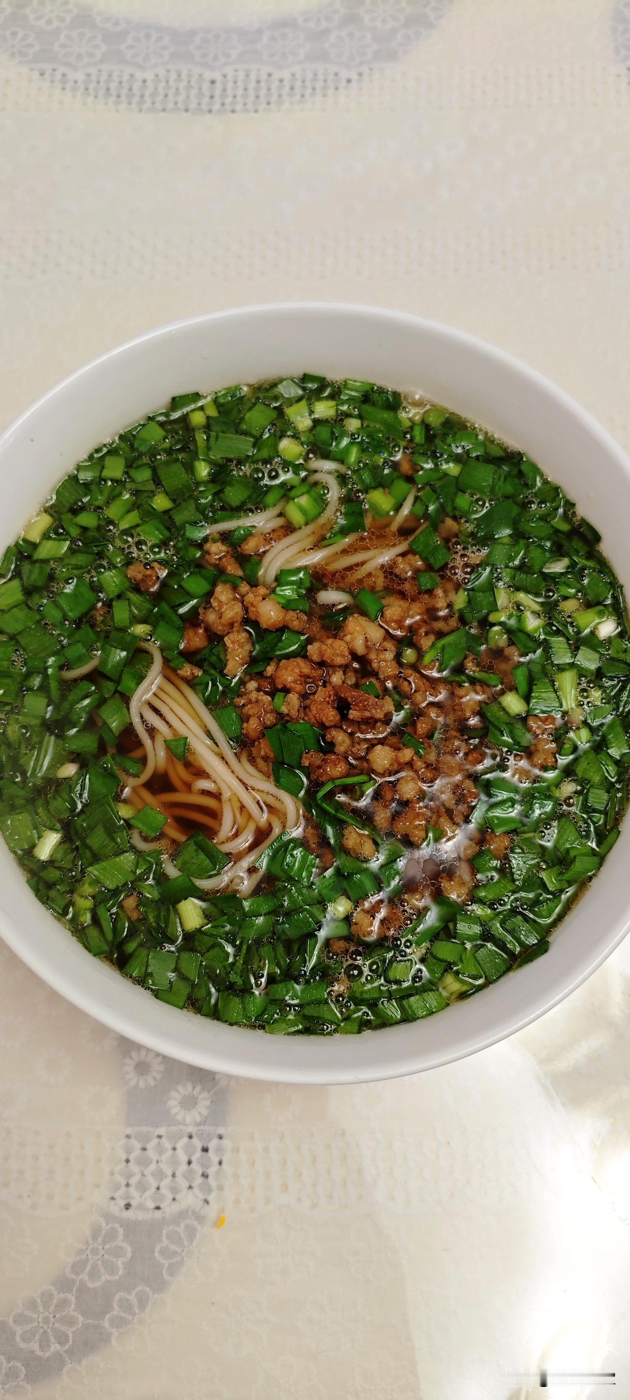 那时生活条件差，一碗韭菜肉末面就是无上分美味。改革开放后，面馆没了，但这碗面的味