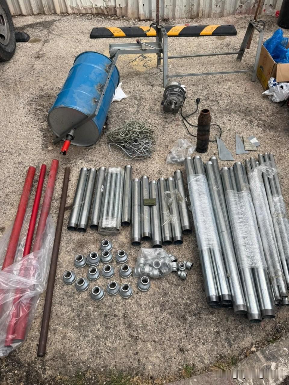 📸🇵🇸⚙️下图是一个典型的自制火箭生产工坊，抵抗运动组织用这些火箭向以色列