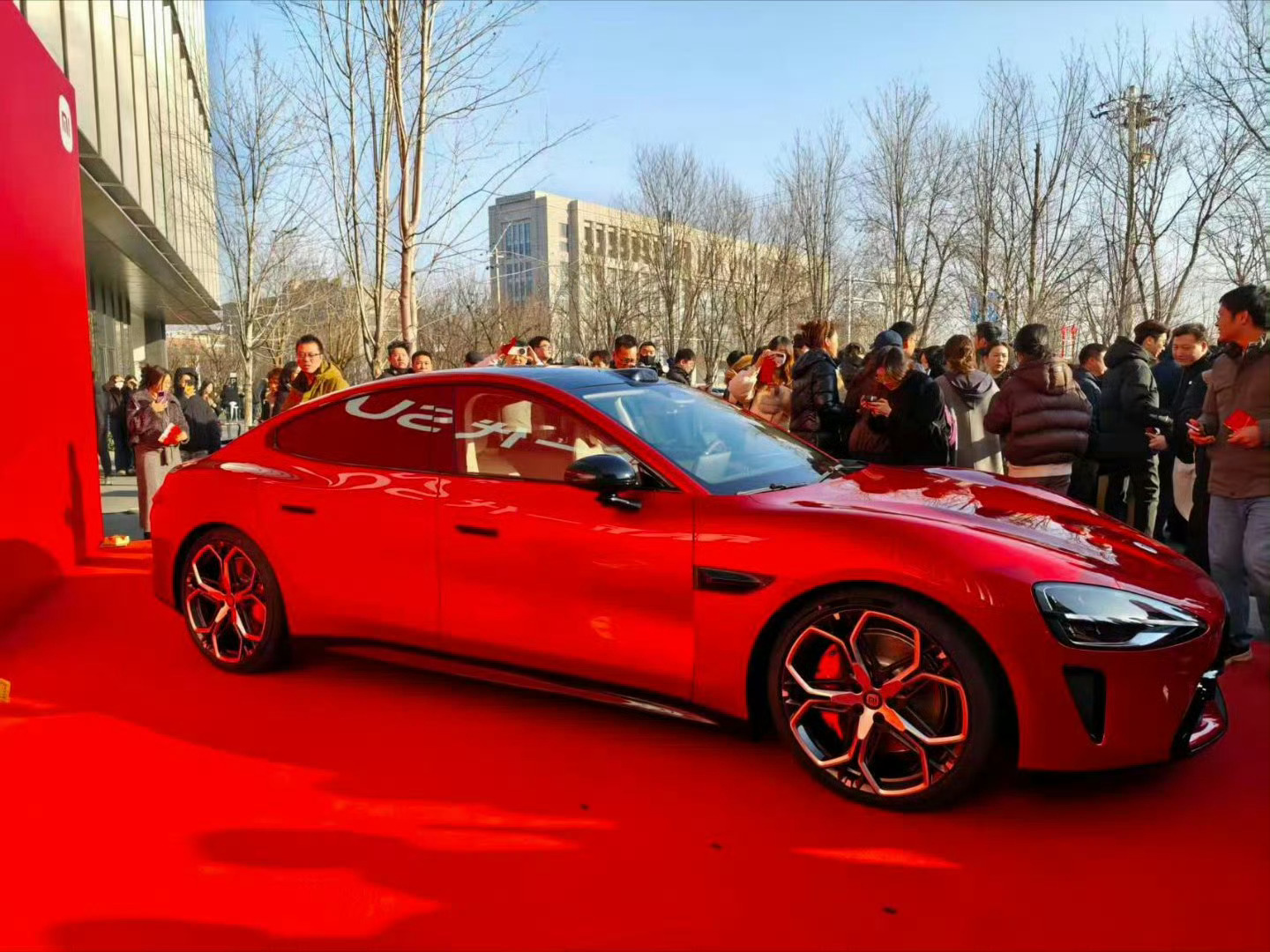 不是，新一代小米SU7这次新出的赤霞红配色也太好看了吧，真的让人一眼心动，这颜色