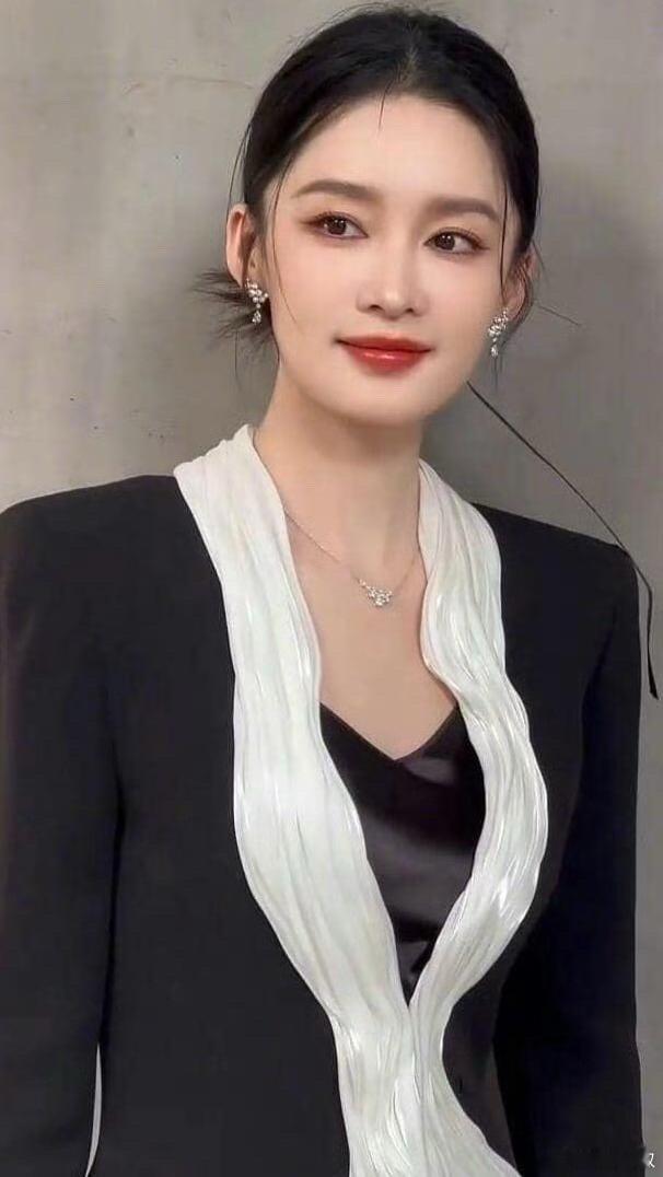 李沁的新电视剧可太好看了，她和曾舜曦真是小说照进现实了！ ​​​