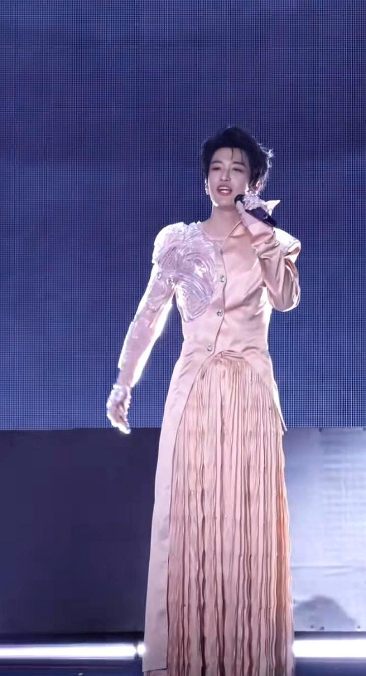 一早醒来，真的被恶心到了！
 

一个大男人就那么穿着女人的衣服，还化着一脸浓妆