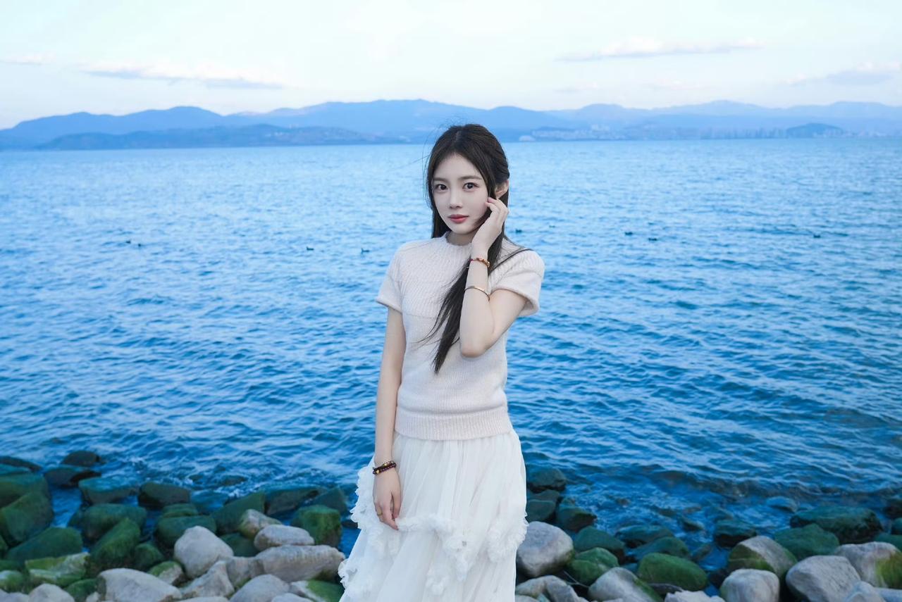 一身柔软白裙，风很轻，水很蓝，我在等一个主动靠近的人。