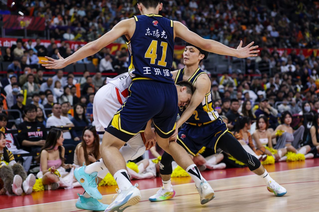 以下克上的一幕再度上演！就在上场遭遇战，当广州队以95:83的战绩大胜宁波这支球