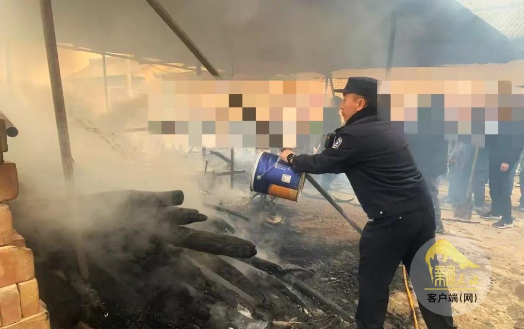 【牛棚起火 警民联手化险为夷】新天水讯【天水融媒记者 裴婷婷 张雷】近日，张家川