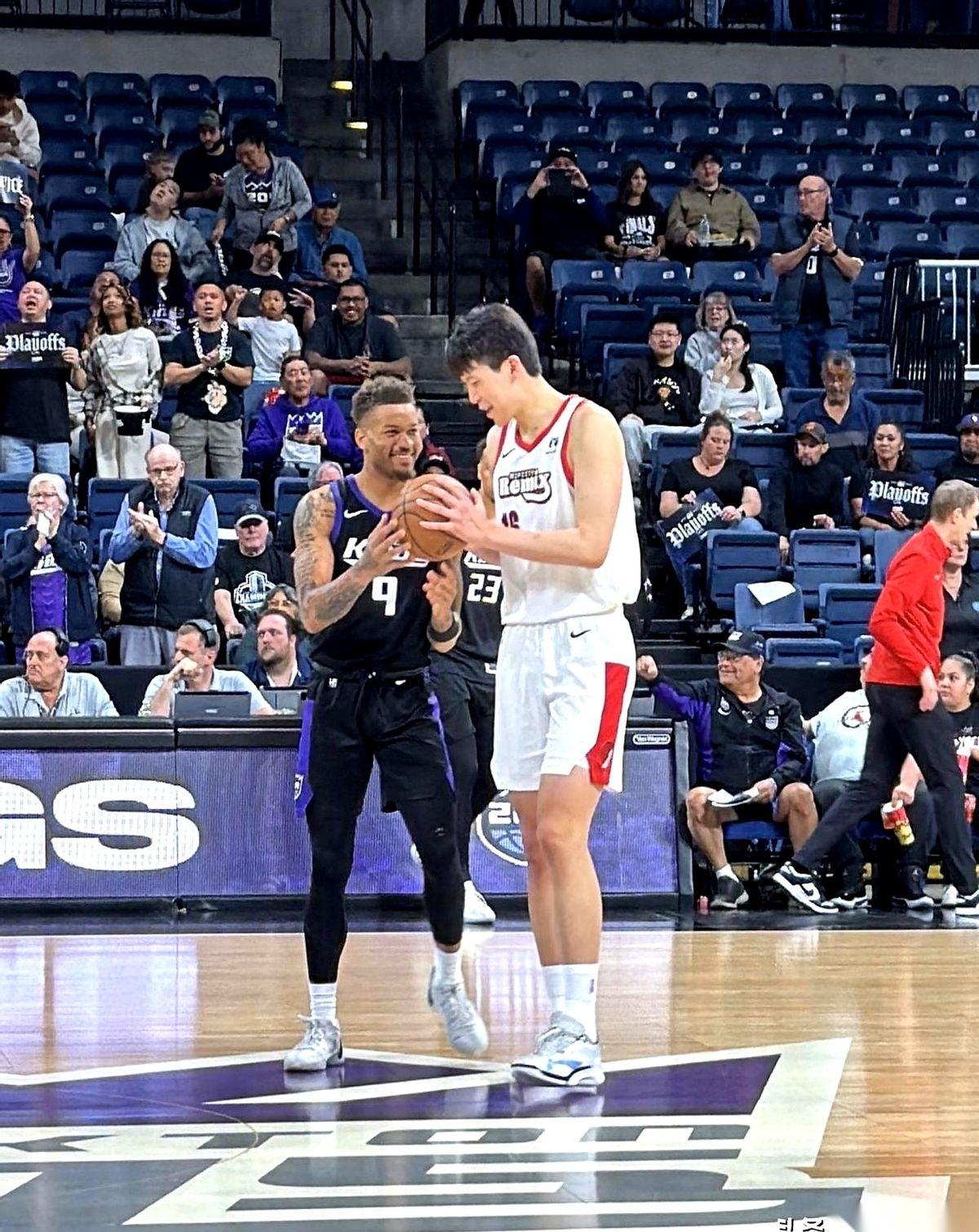 杨瀚森在篮下站得笔直，对着眼前的对手只撂下一句狠话：“再弄我，你就回家。”
全场