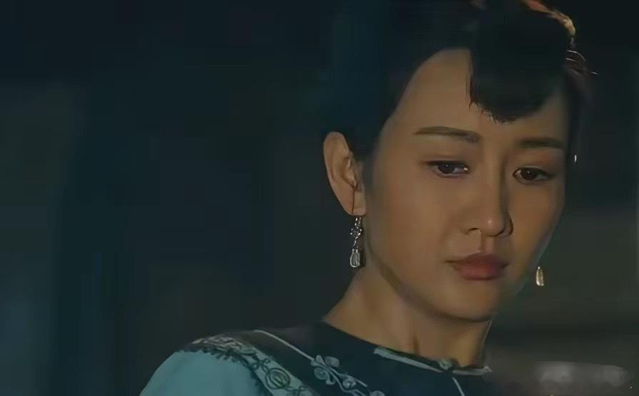 王鸥说不出的憔悴，40多岁硬演20出头少女，即使柔光磨皮，那眼神遮不住呀。不是说