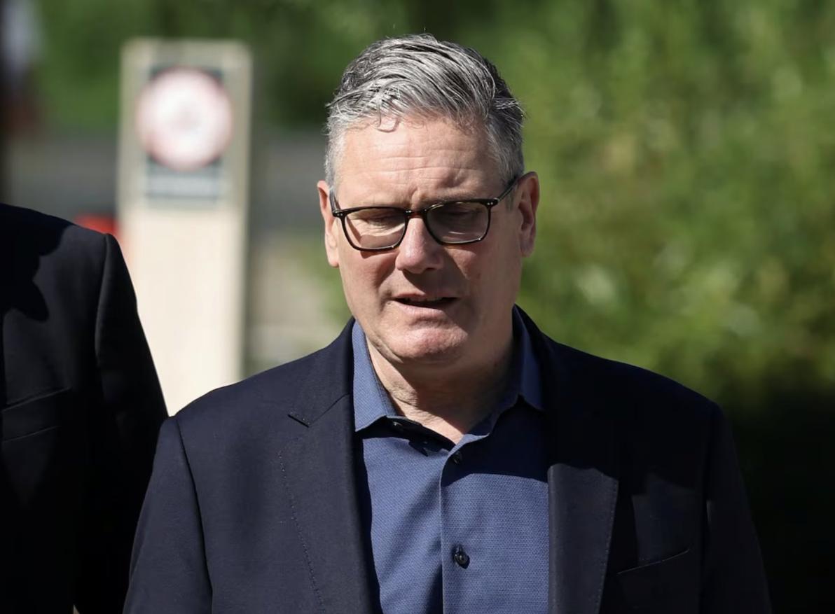 特朗普还是有两把刷子的，在英国首相斯塔默正式宣布辞职之前，特朗普率先在社交媒体上