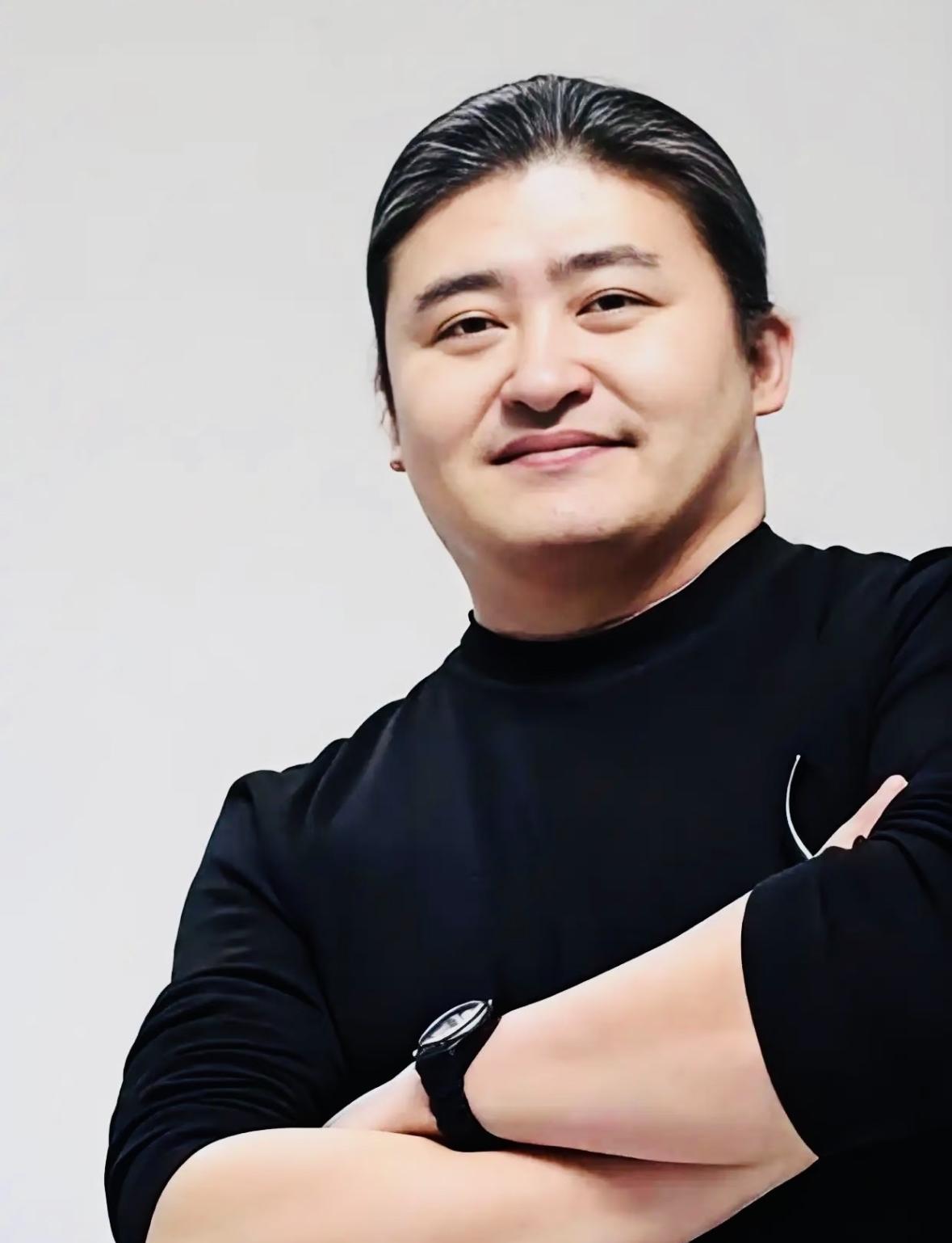 一个时代的声音，就此远去。
那个唱着“大河向东流”的豪迈嗓音，那个在奥运开幕式上
