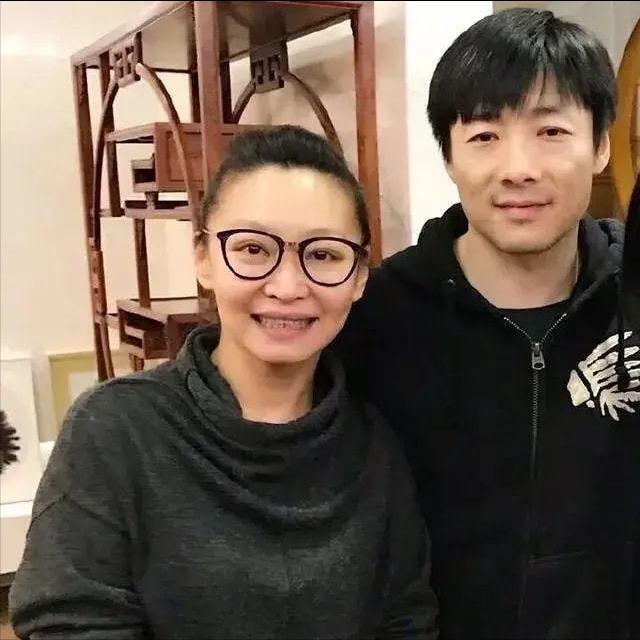 一次节目中，贾玲问祖峰：“能说出你老婆身上的5个缺点吗？”祖峰很认真地说道：“粗