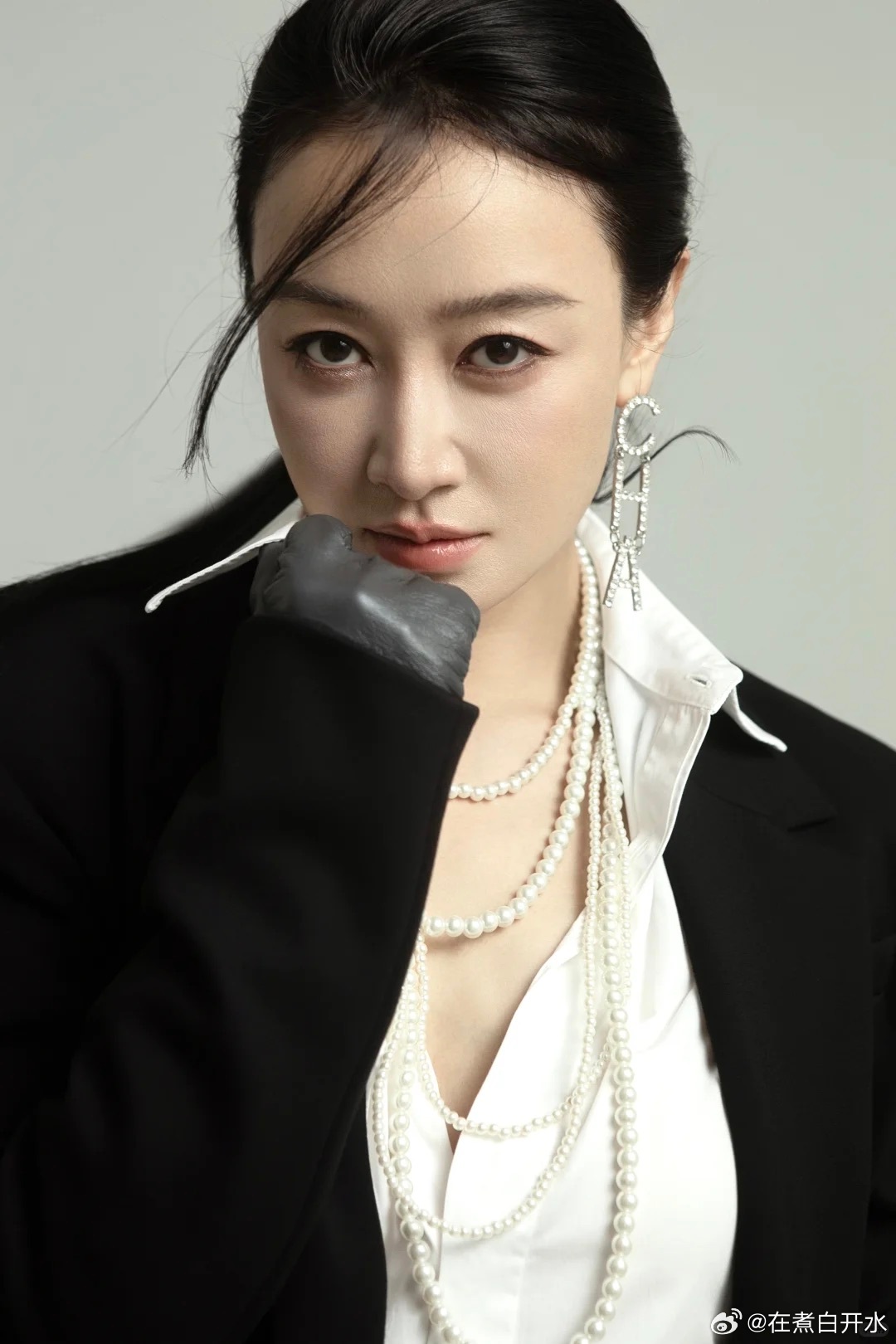 赵子琪以为机场粉丝是经纪人雇的赵子琪刚知道什么叫饭撒赵子琪去录浪姐被粉丝接机，竟