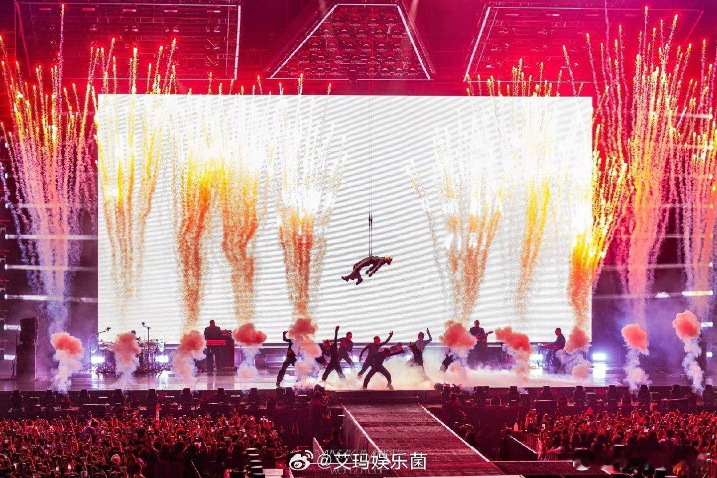 王嘉尔把人生经历搬上舞台 这舞台的感染力太强了！王嘉尔将个人经历化作演出内容，用