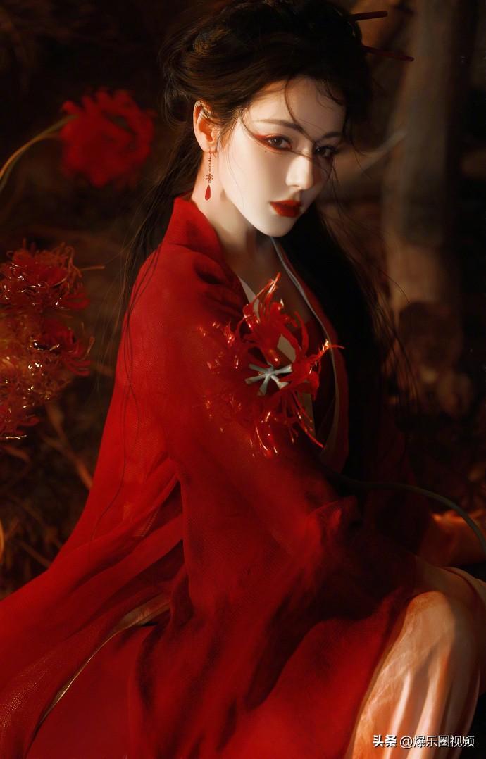 ❤️❤️迪丽热巴《白日提灯》古装造型直接封神！烈火红裙配油纸伞，血痕妆造添破碎感