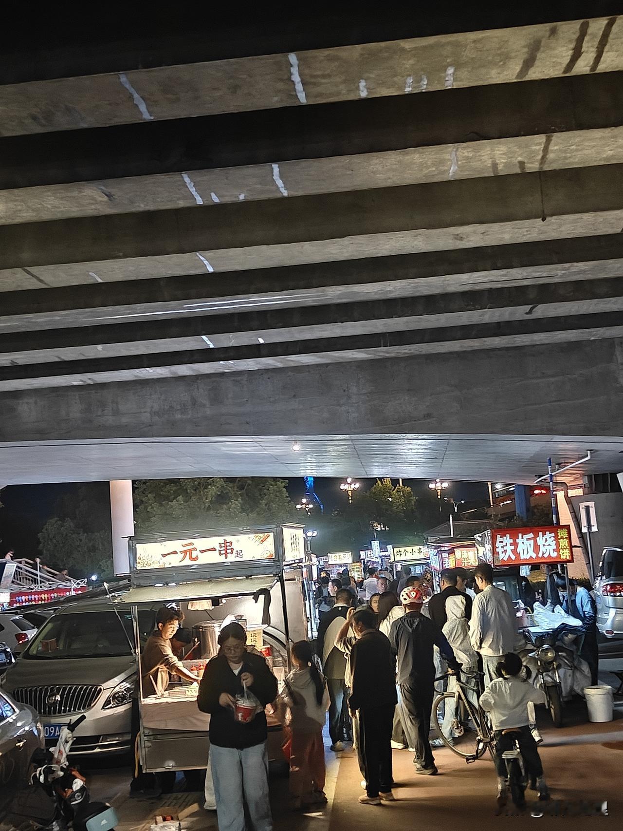 北京路桥底下成了夜市了？
今天晚上出来跑步，走到北京路桥下，发现都是小吃摊呀！好