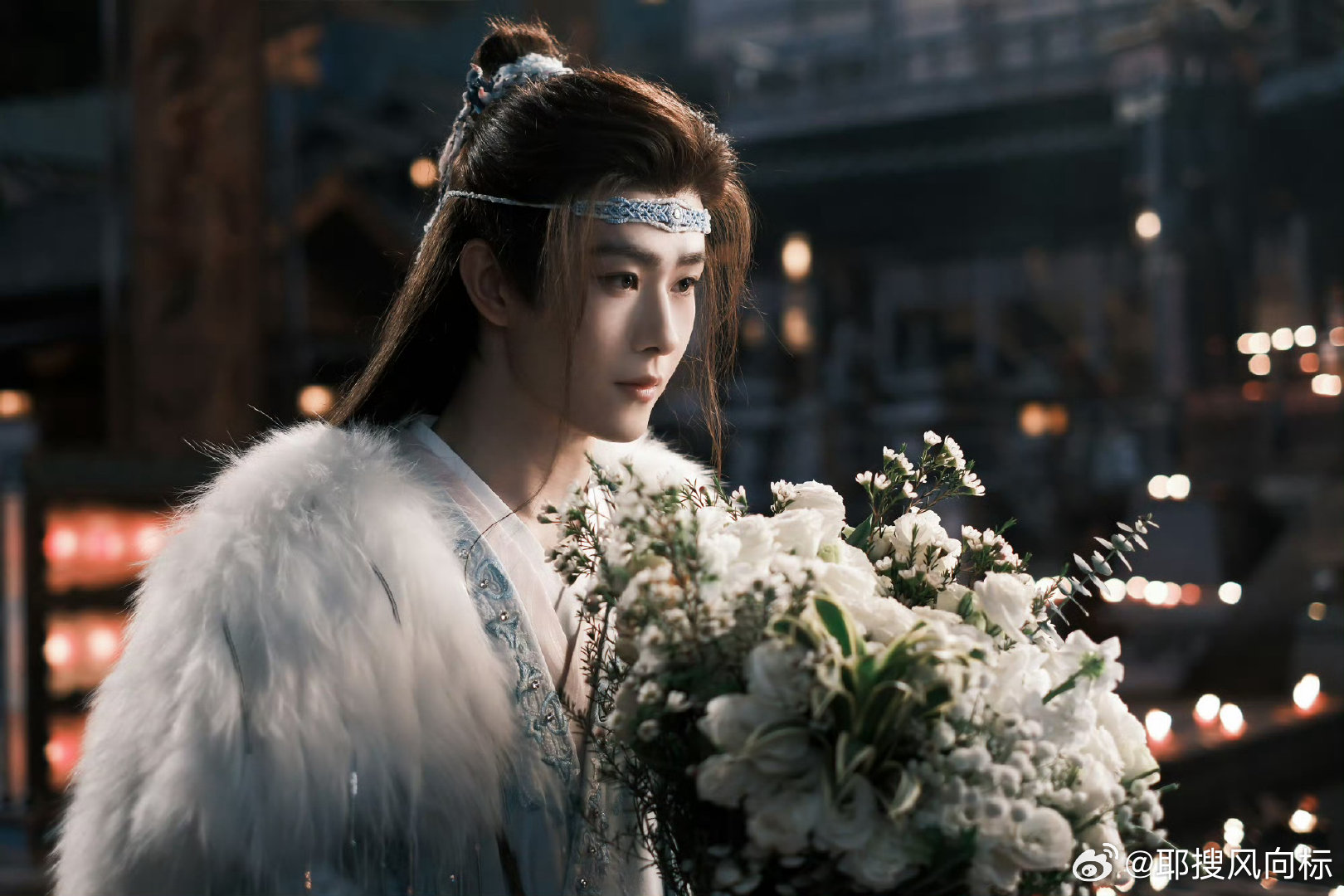 谁能拒绝捧着花的寄灵田嘉瑞捧花田嘉瑞抱着花束也太绝了吧！清冷又仙气飘飘，自带破碎