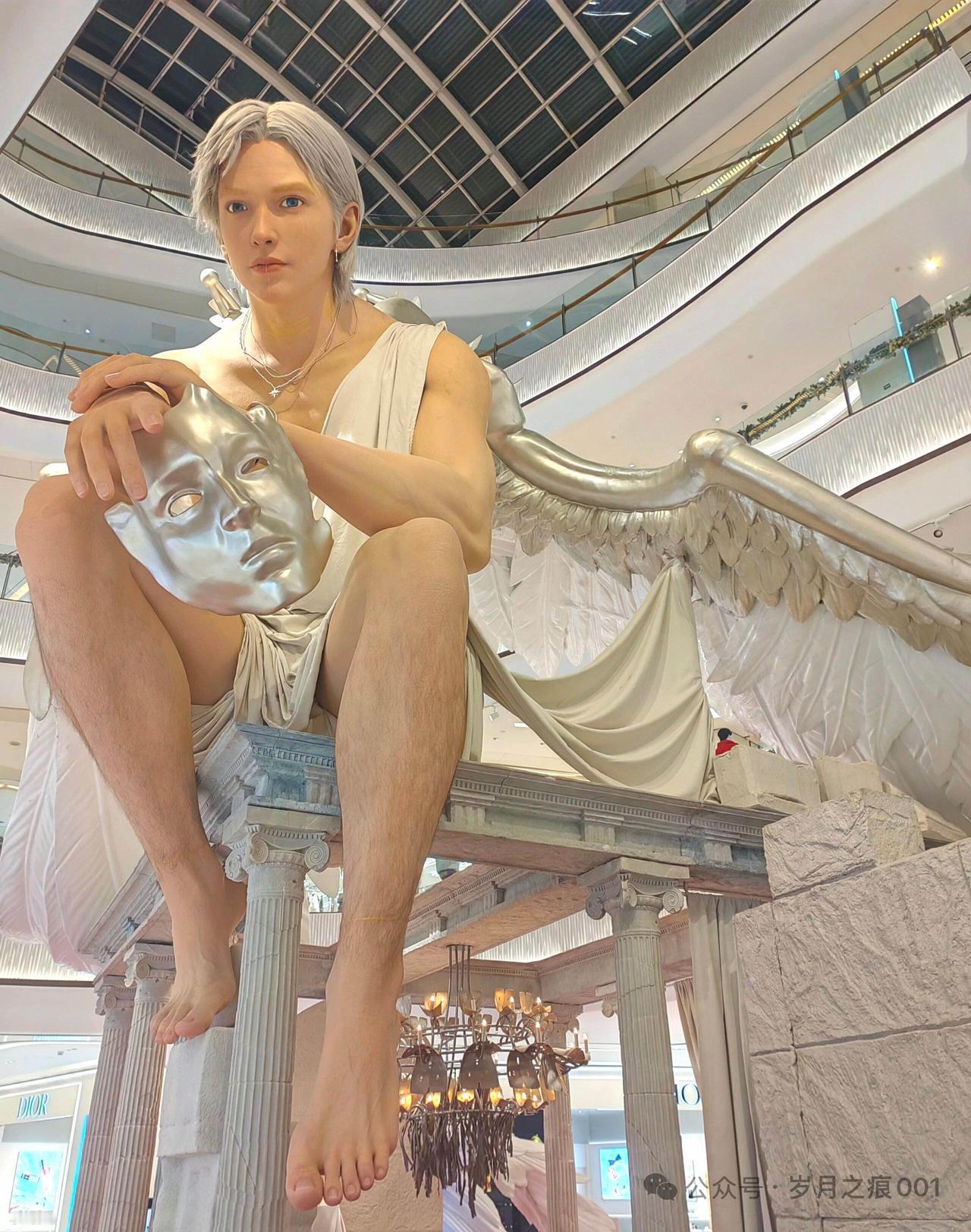 是男的，还是女的？是天使，还是鸟人？