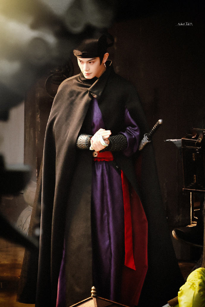 丁禹兮《司宫令》路透，二皇子这个擦手疯批感都要溢出屏幕了。。 