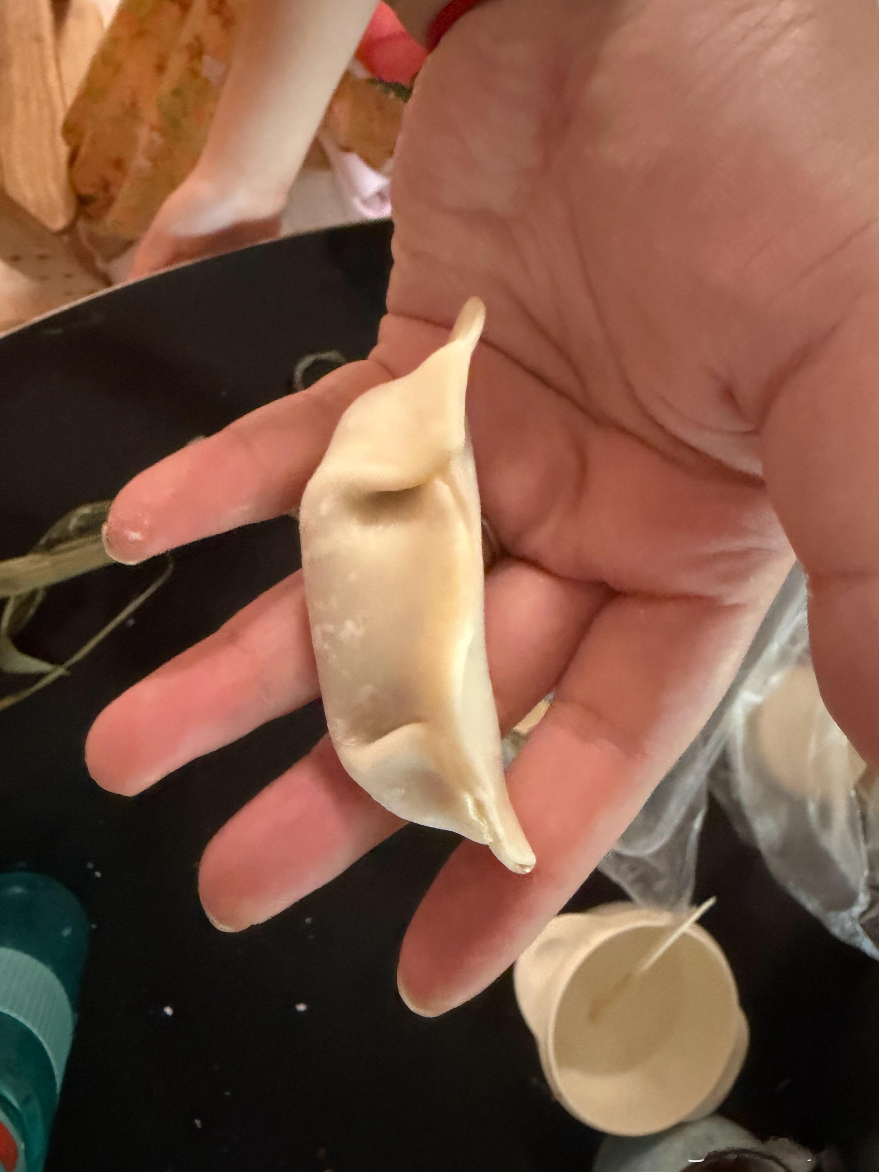 图一是我包的第一个饺子，图二图三是在公公指导之后包的