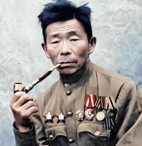 1941年，一个40岁的木匠加入了苏联红军。谁都没想到，这个身材矮小只能帮护士打