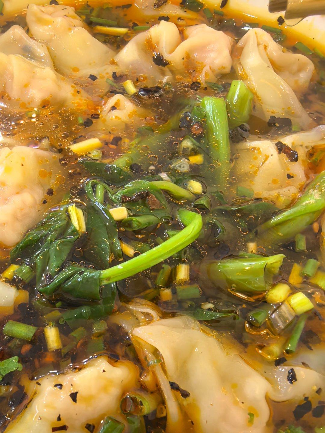 今天食堂的早餐我也超爱抄手的肉很嫩，辣椒油也很香，但是不辣水煮蛋换成了煎鸡蛋就是