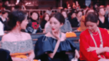 杨紫在杨幂旁边看着好单纯，像个傻白甜，感觉杨幂时时刻刻注意形象，不管做什么都随时