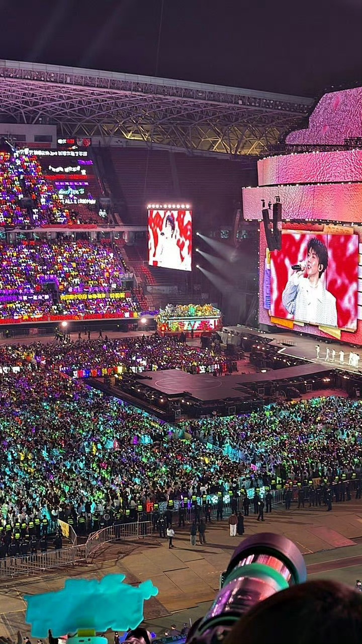 时代少年团六周年贵阳站虽因安全评估临时调整花车巡游，但成员通过延伸台近距离互动传