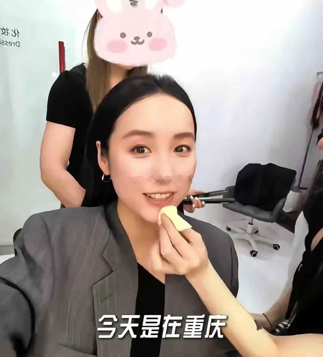 41岁吕一回重庆老家拍全家福，爸爸妈妈都好年轻，老公钱泳辰缺席 ​​​