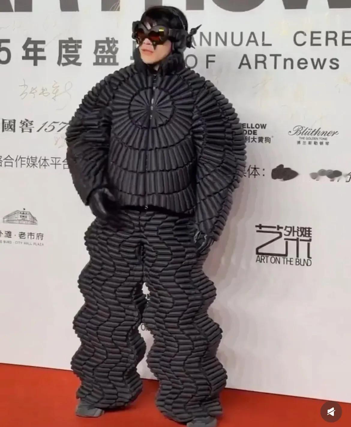 不走女装，改装怪兽了  向佐新造型形似被奥特曼揍的怪兽。网友说比之前的女装好很多