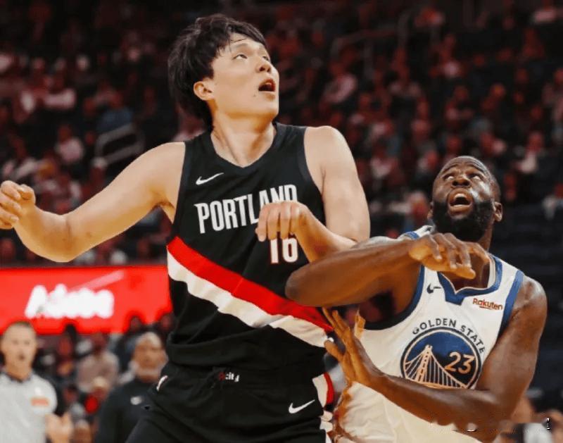 不吐不快！杨瀚森NBA季前赛首秀表现差的原因无非有三点：
1、体能问题！跟不上N
