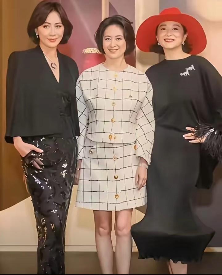 三最居然同框了！ 
娱乐圈最有气质的女人刘嘉玲， 
娱乐圈有钱的女人何超琼， 