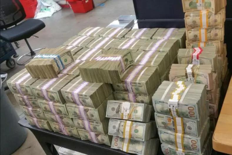 官位明码标价
      时时刻刻想赚钱，只要拿钱就可以买到永久席位，在特朗普面