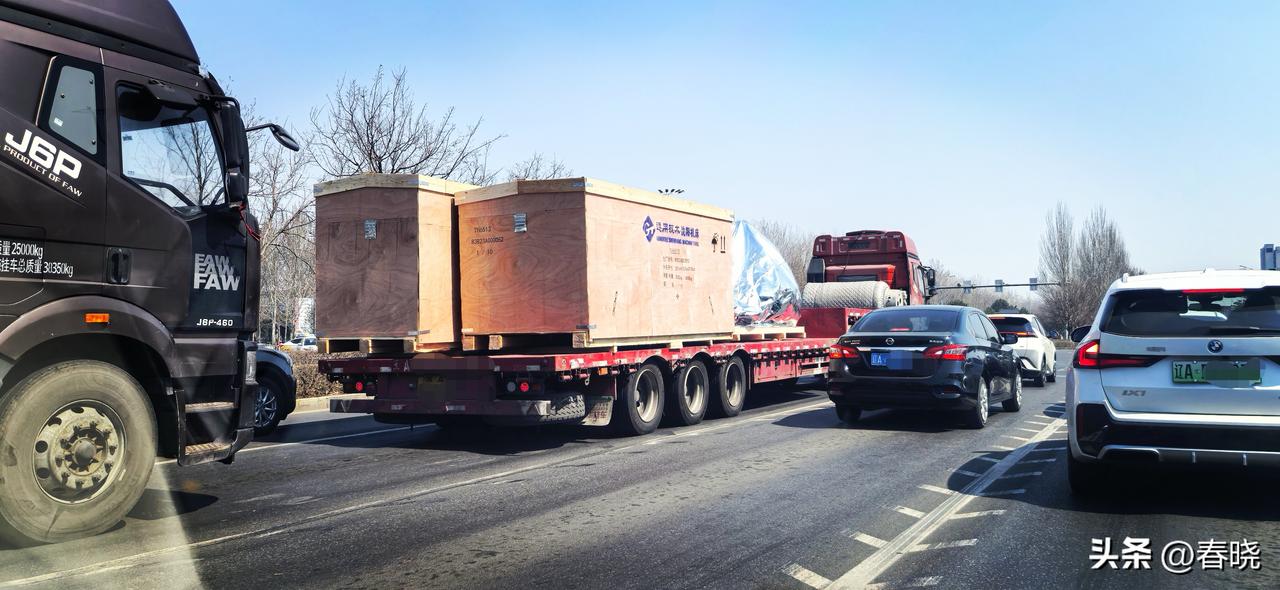 昨日路上一眼尽是“沈阳机床”，亲切感陡然而生。
沈阳机床重新上路，越来越强了，这