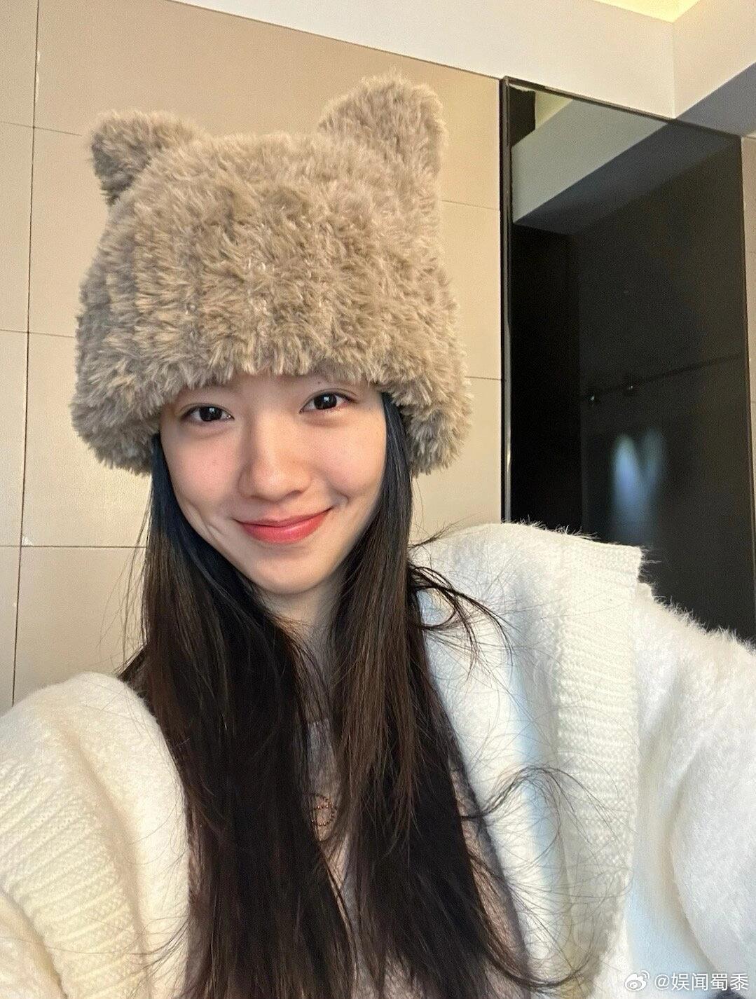庄达菲看粉丝的眼神 真的每次看她看粉丝的照片都觉得好治愈啊，那种专注又温柔的目光