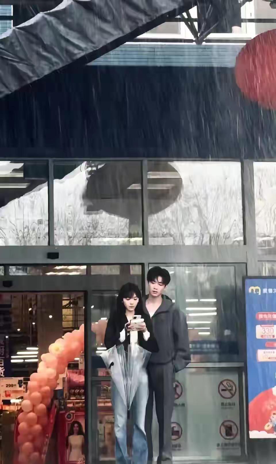 #何炅客串了难哄#《难哄》由白敬亭、章若楠主演，光看路透就已经被两人种草了。据悉