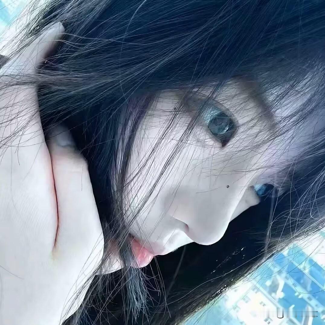 先爱自己，再拥抱世间美好
很多人总习惯性苛责自己，事事追求完美，总
拿别人的标准
