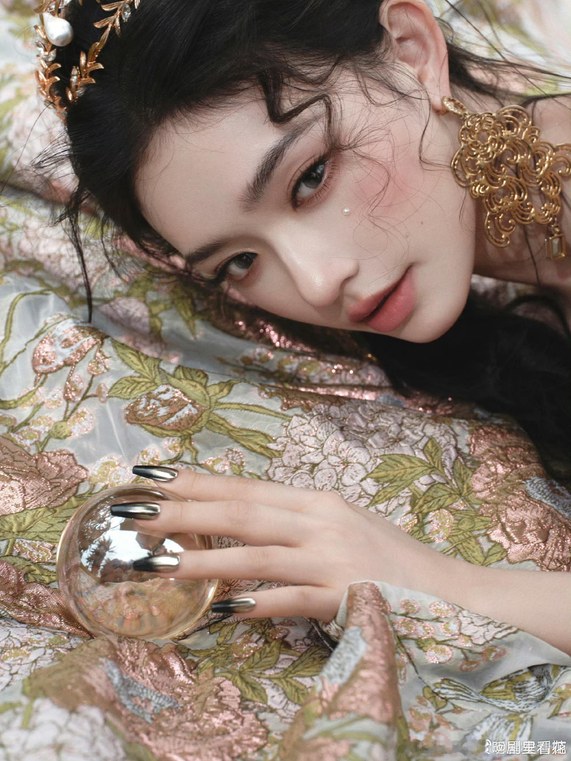 林允公主皇冠 林允ELLE穿公主裙戴皇冠超绝！复古贵气感拉满，活脱脱权威的古堡女